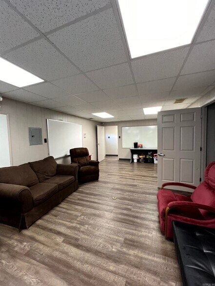 More Photos Of 418 Eastline Rd, Searcy Light Distribution For Sale