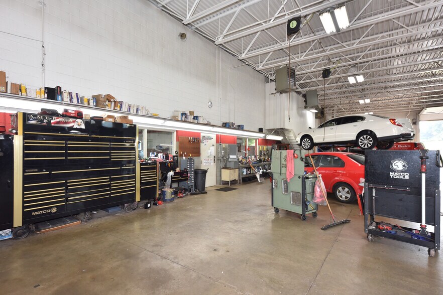 More Photos Of 820 W Sumner St, Hartford Auto Repair For Sale