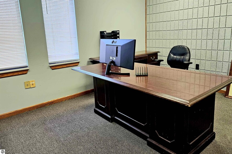 More Photos Of 800 Woodside Dr, Saint Louis Industrial For Sale