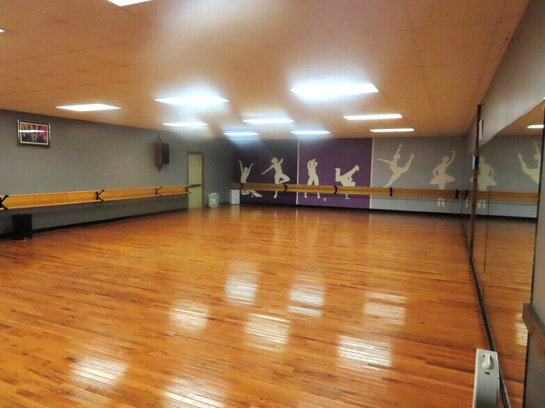 More Photos Of 275 Main St, Saegertown Storefront Retail Residential For Sale