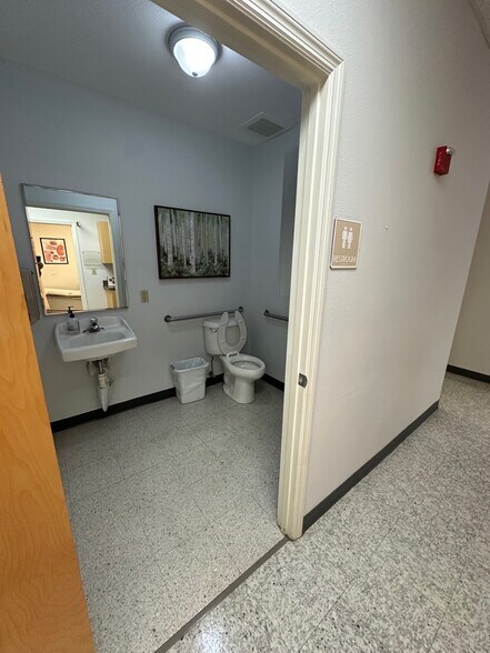 More Photos Of 842 Sunset Lake Blvd, Venice Medical For Lease