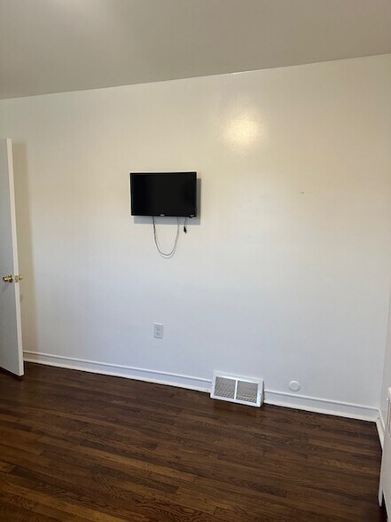 More Photos Of 49 Mays Landing Rd, Somers Point Office Residential For Lease