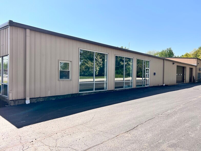 More Photos Of 885 Ohio Pike, Cincinnati Showroom For Lease
