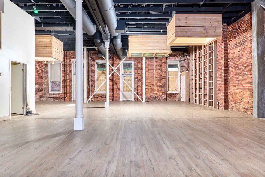 More Photos Of 910 2nd St, Sacramento Bar For Sale