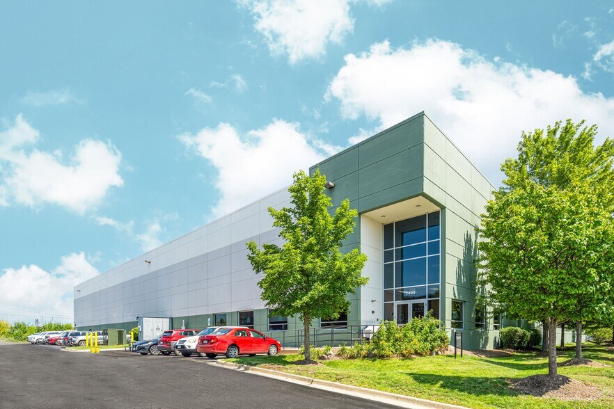 More Photos Of 1490 Chase Ave, Elk Grove Village Warehouse For Lease