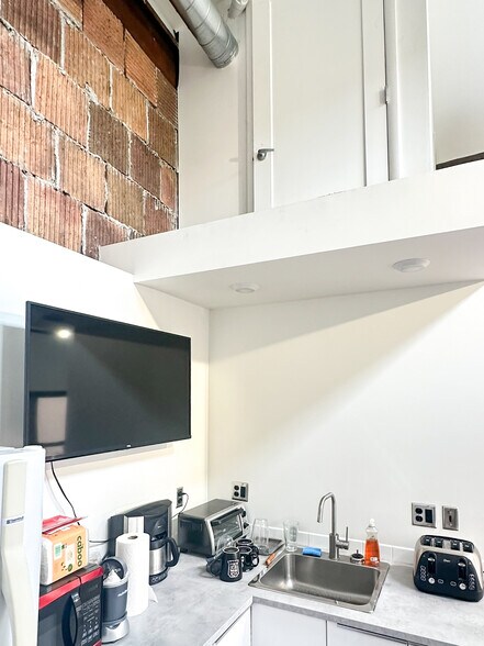 More Photos Of 412 Main St, Utica Warehouse For Lease