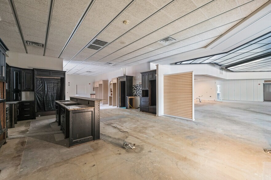 More Photos Of 7705 Quaker Ave, Lubbock Freestanding For Sale