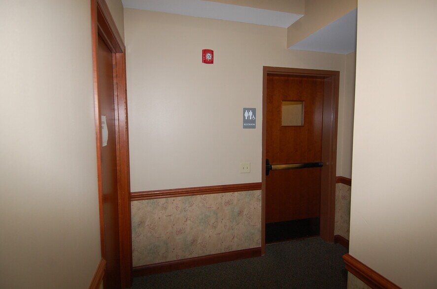 More Photos Of 640 Highway 1 W, Iowa City Office For Sale