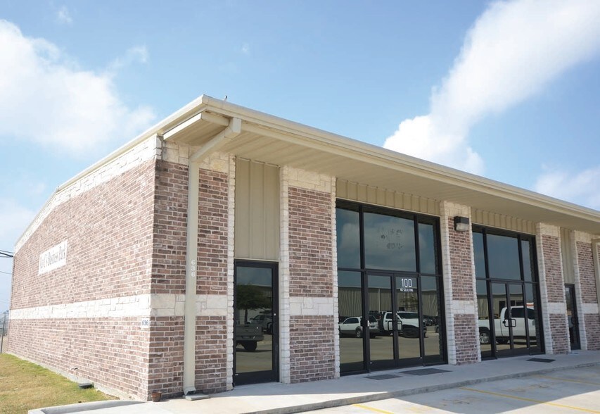 More Photos Of 636 W Front St, Hutto Flex For Sale