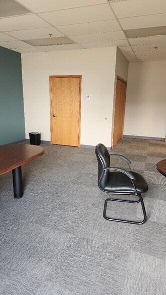 More Photos Of 1880-1888 E Fabyan Pky, Batavia Light Manufacturing For Lease