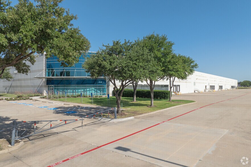 More Photos Of 3501 Sandshell Dr, Fort Worth Warehouse For Lease