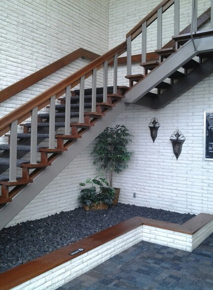 More Photos Of 2210 Meadow Dr, Louisville Office For Sale