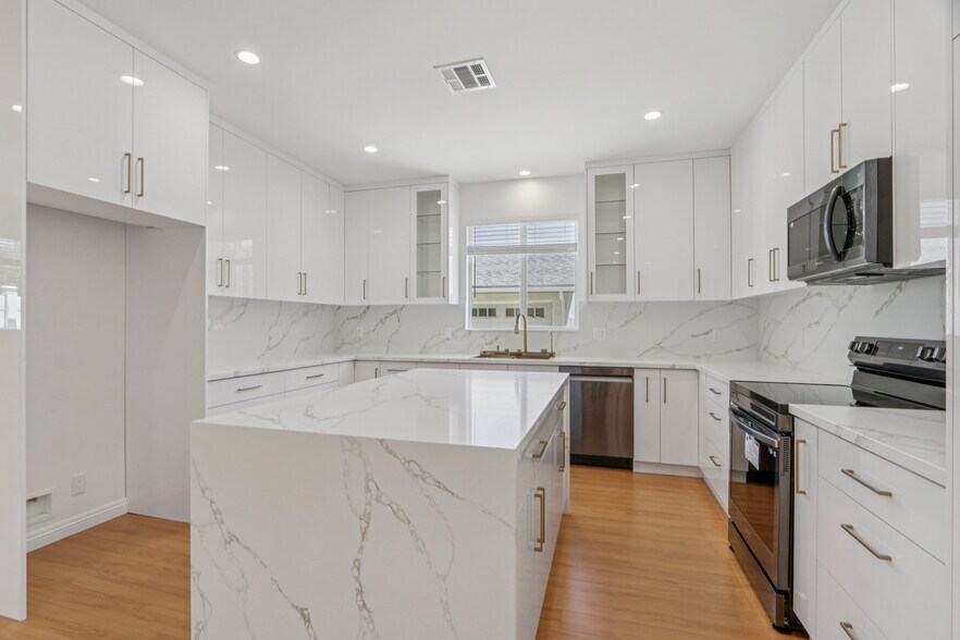 More Photos Of 17148 Stare St, Northridge Apartments For Sale