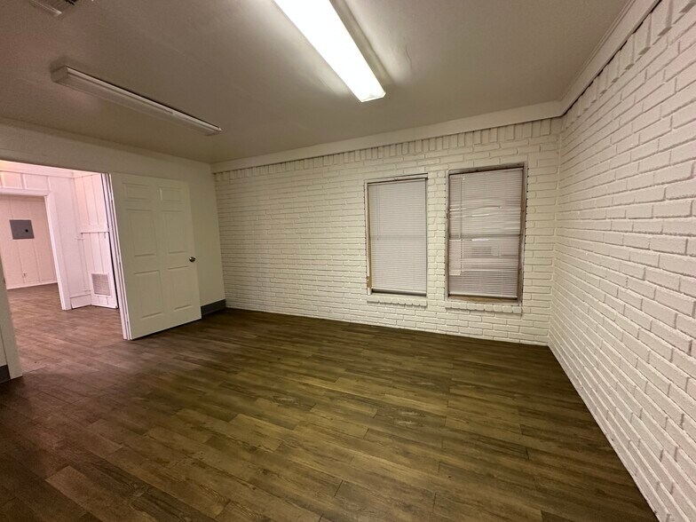More Photos Of 6628 Crestway Dr, San Antonio Flex For Sale