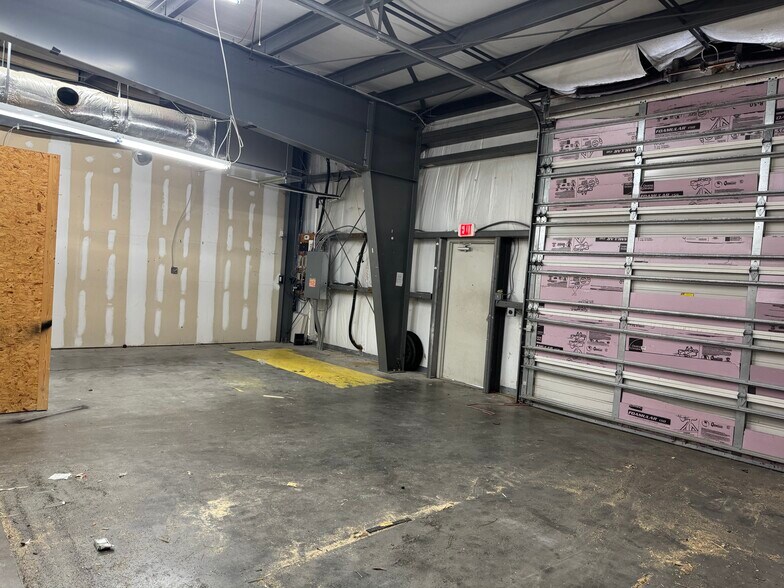 More Photos Of 53 Persimmon St, Bluffton Showroom For Lease