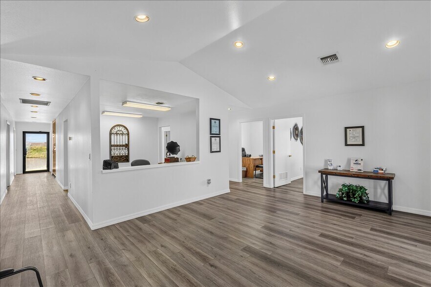 More Photos Of 2748 W US Highway 70, Thatcher Office For Sale