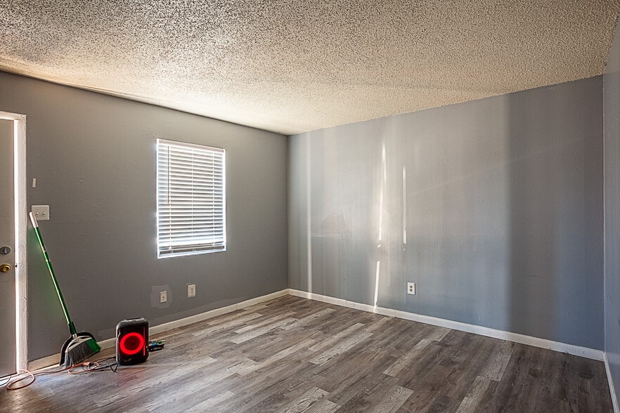 More Photos Of 750 S 3rd St, Silsbee Apartments For Sale