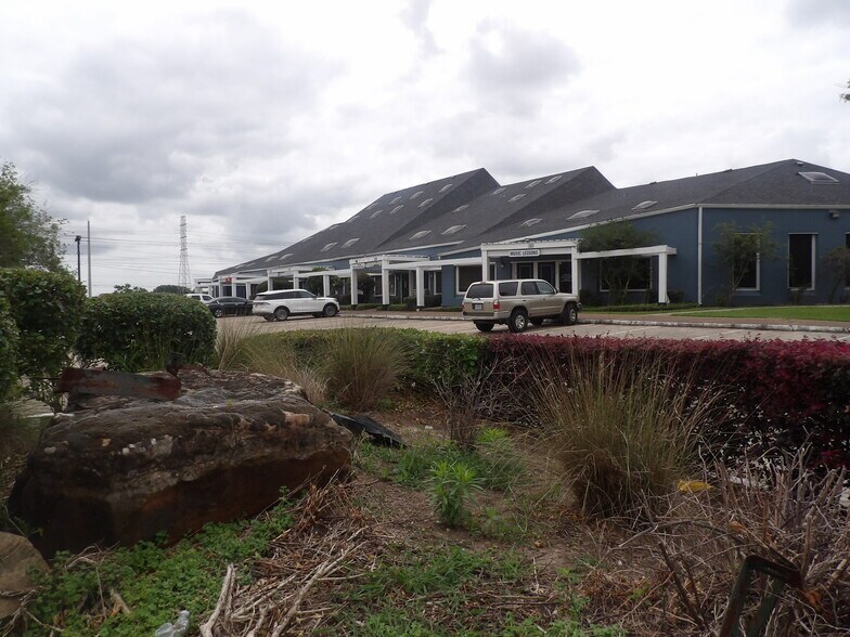 More Photos Of 17300 Saturn Ln, Houston Medical For Lease
