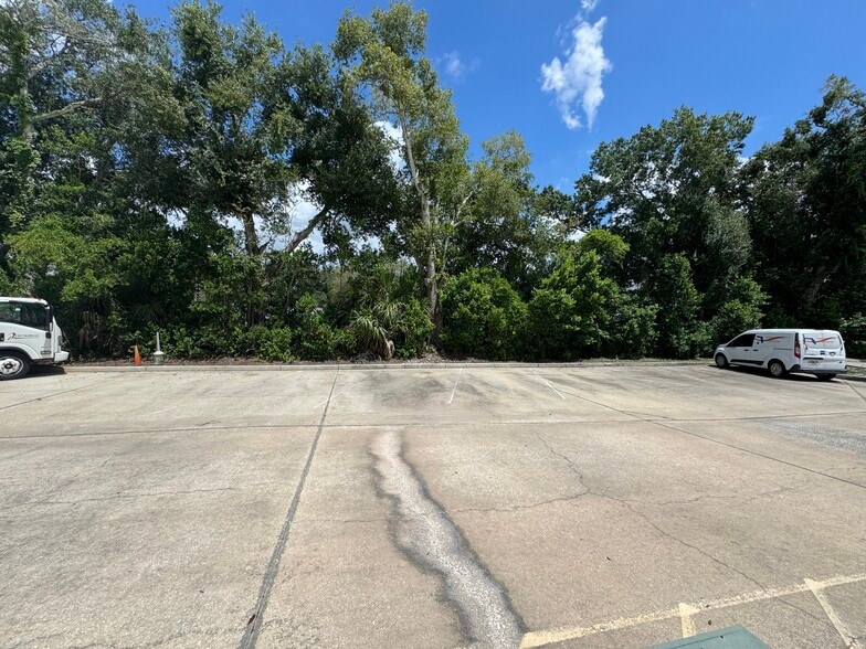 More Photos Of 106 Commerce St, Lake Mary Light Distribution For Lease