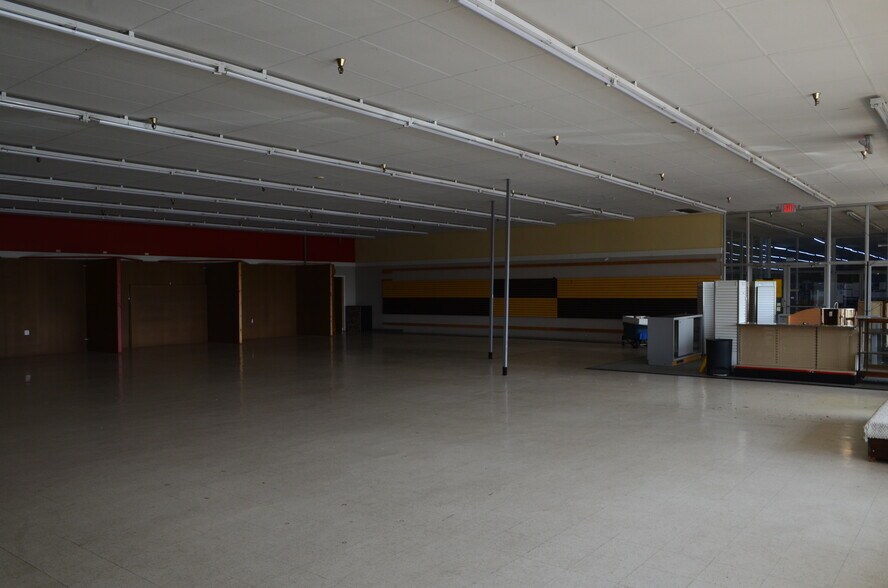 More Photos Of 316-326 Eureka Ave, Berryville Supermarket For Lease