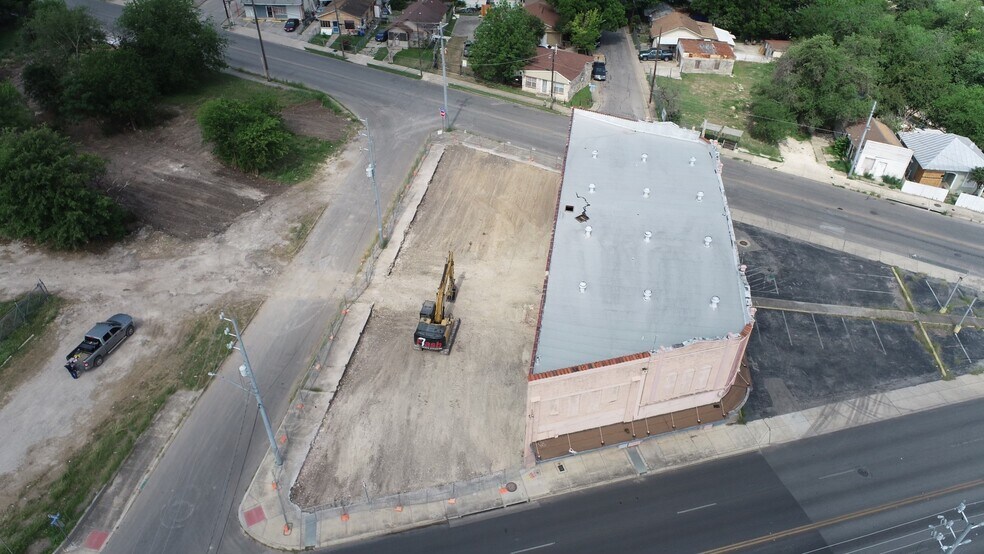 More Photos Of 4007 S Flores St, San Antonio Freestanding For Sale