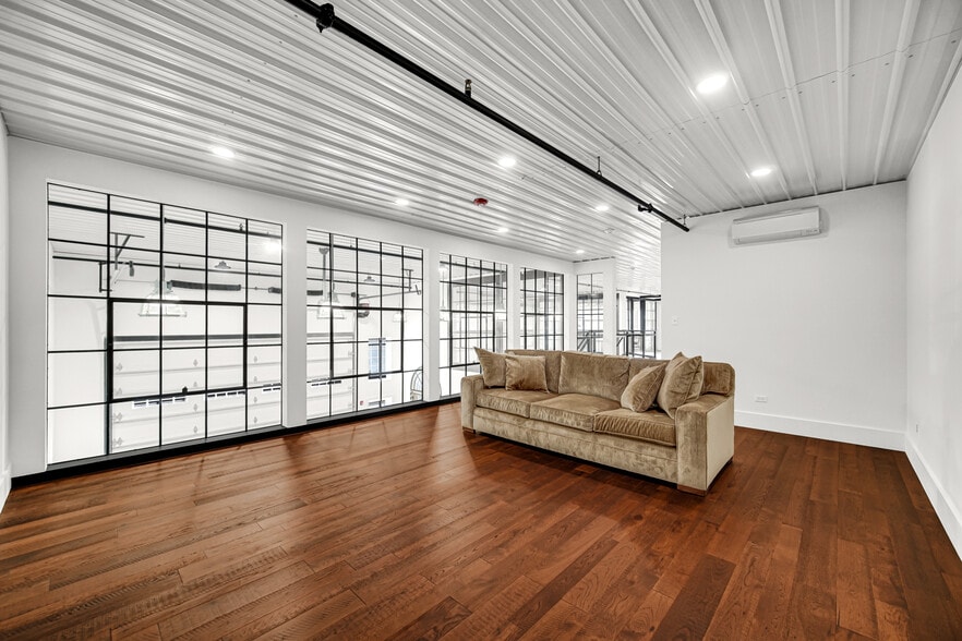 More Photos Of 2244 Ferry Rd, Naperville Flex For Sale