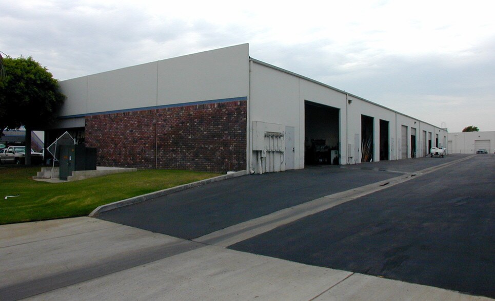 More Photos Of 369 E Harrison St, Corona Light Manufacturing For Lease