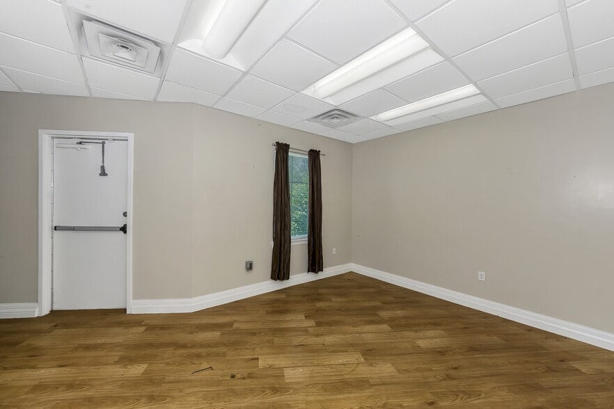 More Photos Of 2628 Matlock Rd, Arlington Medical For Sale