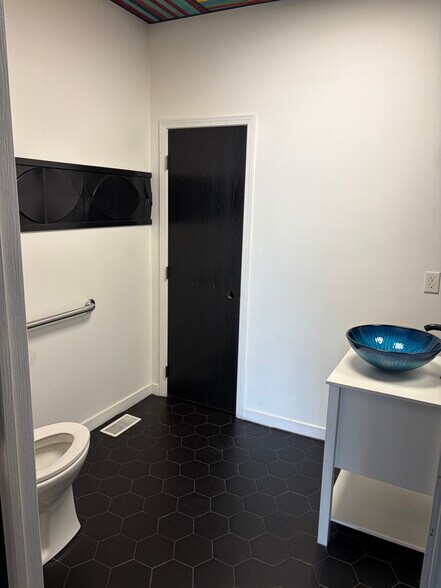More Photos Of 1600-1610 6th Ave, Des Moines Freestanding For Lease