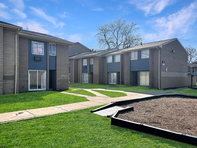 More Photos Of 806 Cherry St, Toledo Apartments For Sale
