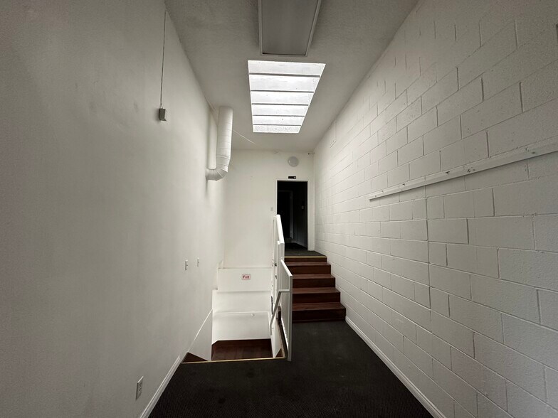 More Photos Of 1735 Hale St, Glendale Flex For Lease