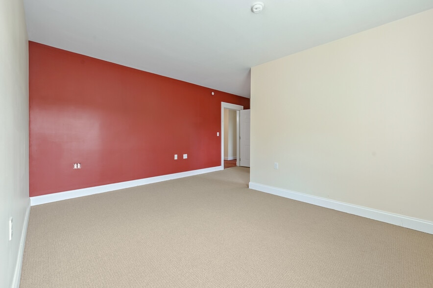 More Photos Of 56 Main St, Stamford Hotel For Sale