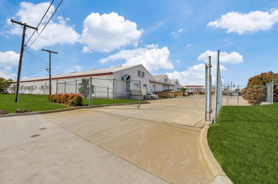 More Photos Of 13911 Distribution Way, Farmers Branch Warehouse For Sale
