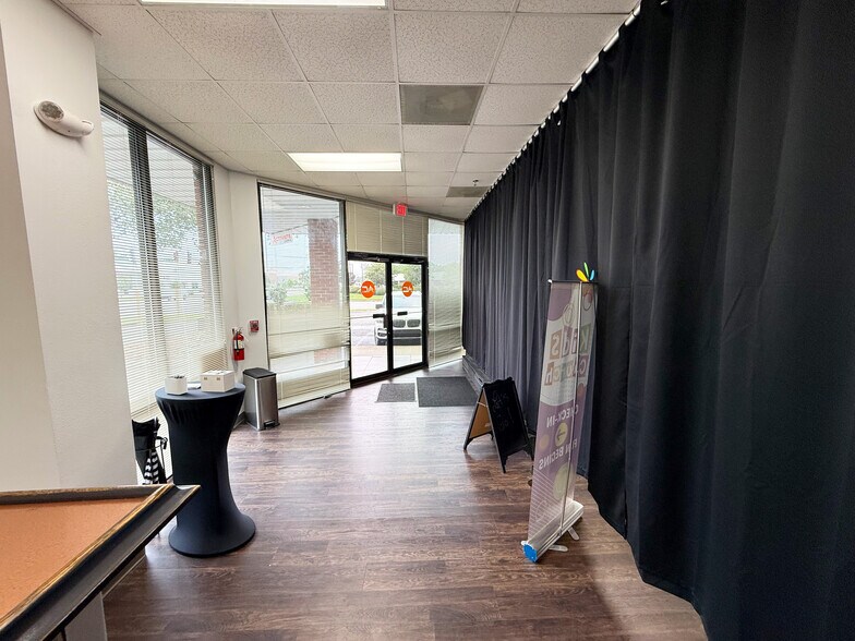 More Photos Of 275 W Airport Blvd, Pensacola Storefront Retail Office For Lease