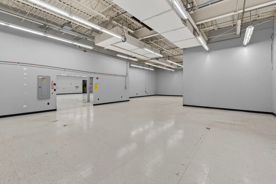 More Photos Of 645 Harvey Rd, Manchester Showroom For Lease