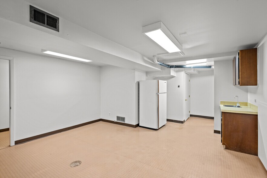 More Photos Of 4550 S Broadway, Englewood Showroom For Sale