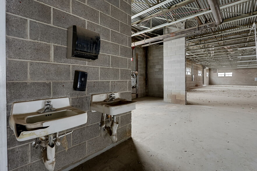 More Photos Of 220 N Saint Vrain St, El Paso Light Distribution For Sale