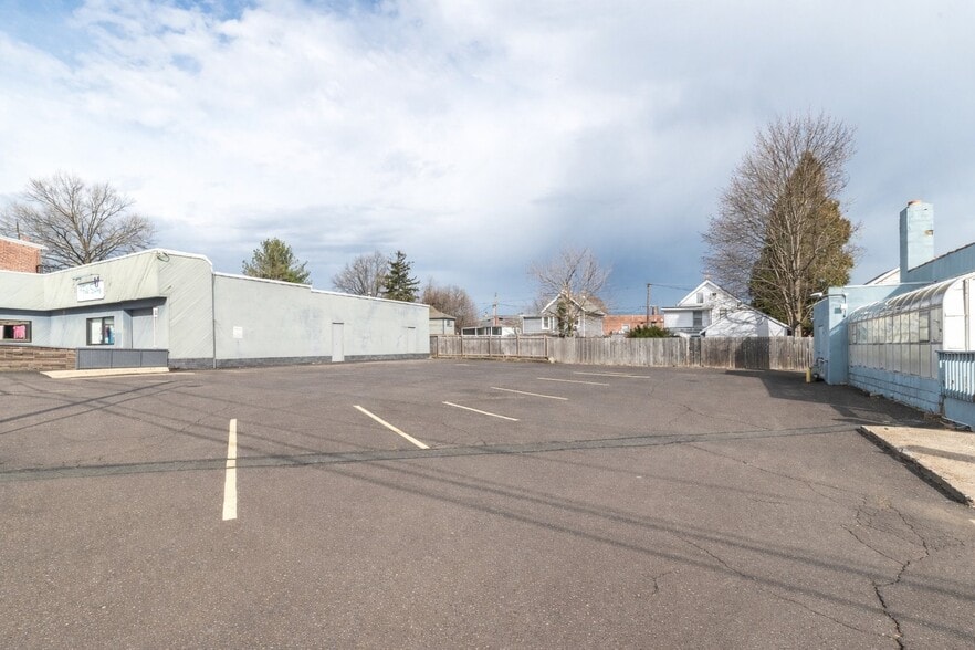 More Photos Of 203 W State St, Doylestown General Retail For Sale