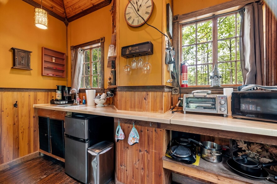 More Photos Of 22468 State Highway 112, Cassville Specialty For Sale