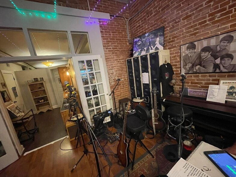 More Photos Of 323 S Hudson St, Buckner Storefront For Sale