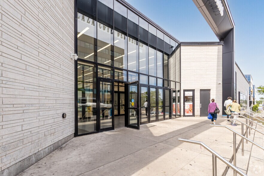 More Photos Of 6600-6830 Ch De La Côte-des-Neiges, Montréal Department Store For Lease