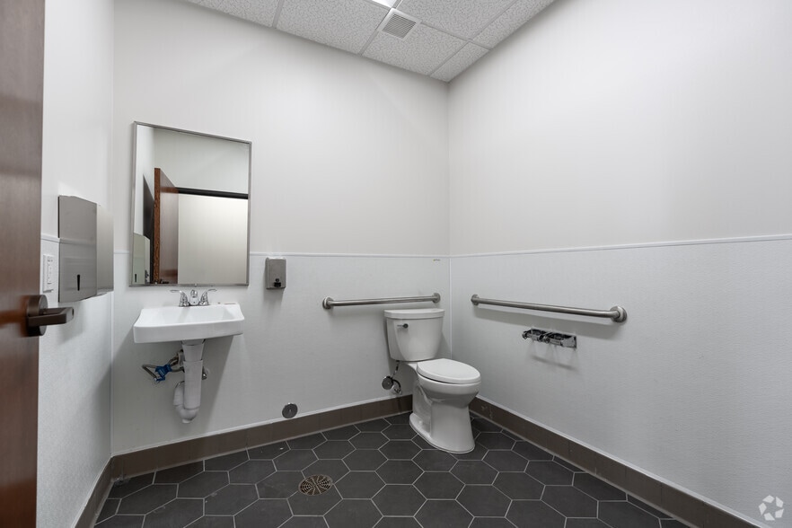 More Photos Of 14934 Webb Chapel Rd, Farmers Branch Flex For Sale