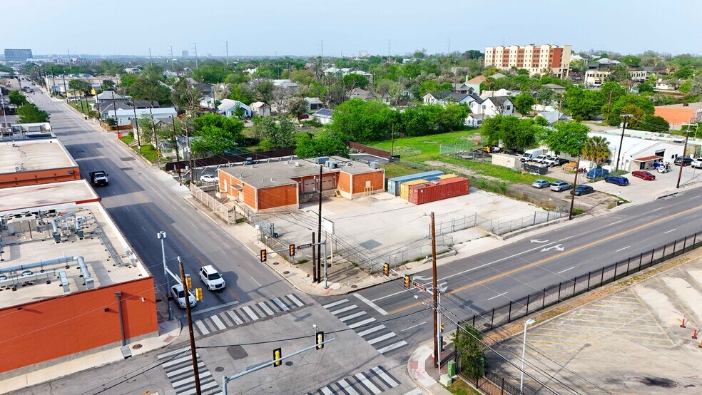 More Photos Of 1403 E Houston St, San Antonio Flex For Lease