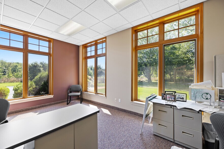 More Photos Of 3598 Green Pointe Ctr, Hamilton Office For Sale