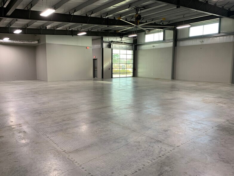 More Photos Of 12110 S Harrells Ferry Rd, Baton Rouge Showroom For Lease