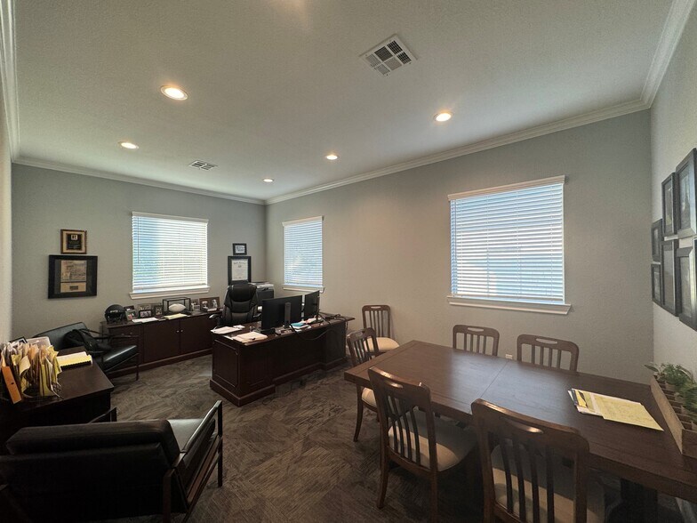 More Photos Of 15130 Badger Ranch Blvd, Woodway Medical For Lease