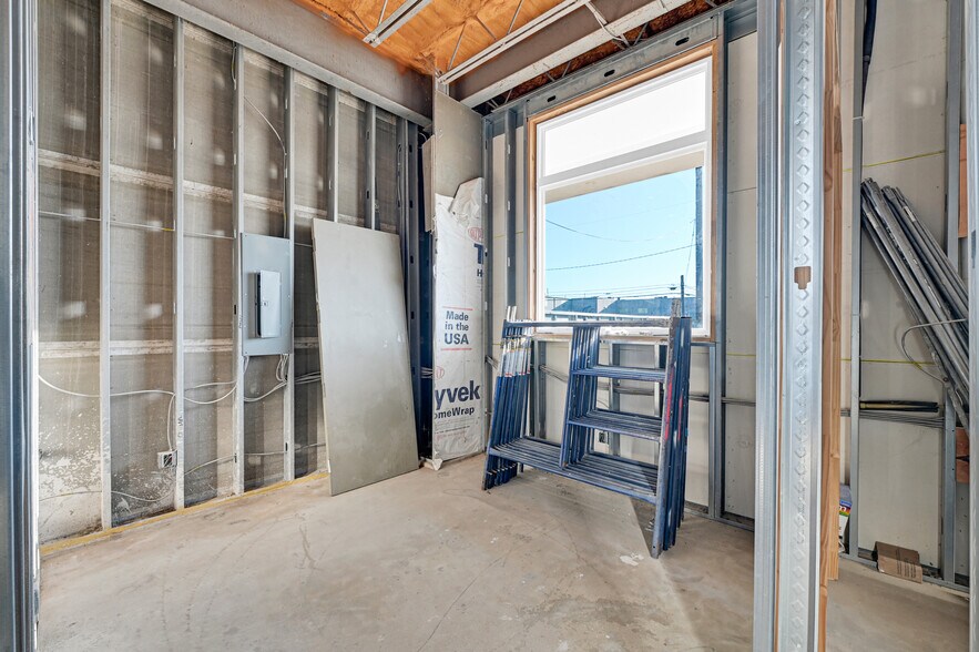 More Photos Of 1511 W 12th St, Houston Office For Sale