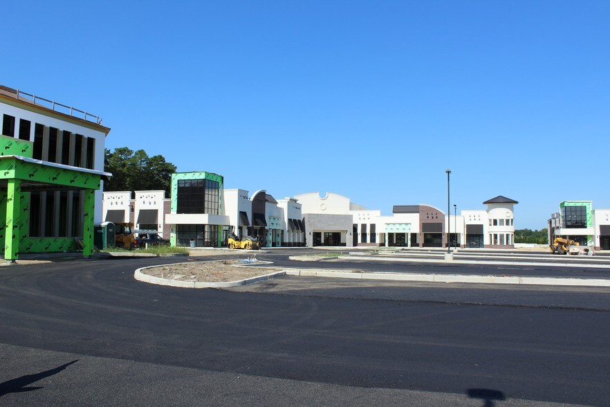 More Photos Of 10 America Ave, Lakewood Freestanding For Lease