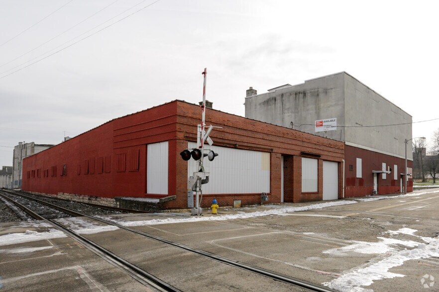 More Photos Of 204-216 S Lowry Ave, Springfield Warehouse For Sale