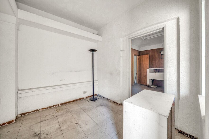 More Photos Of 1433 N 1st St, Phoenix General Retail For Sale